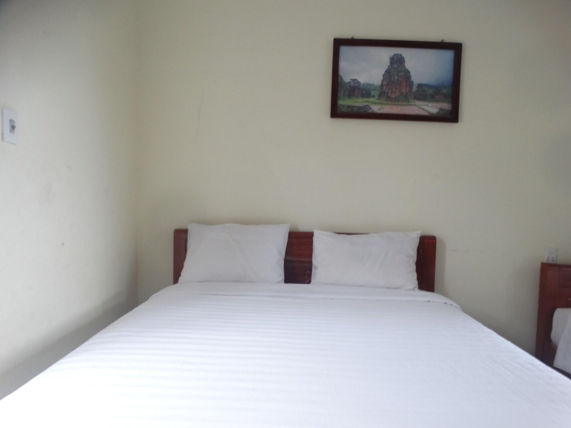 Yellow House Homestay Хойан Экстерьер фото