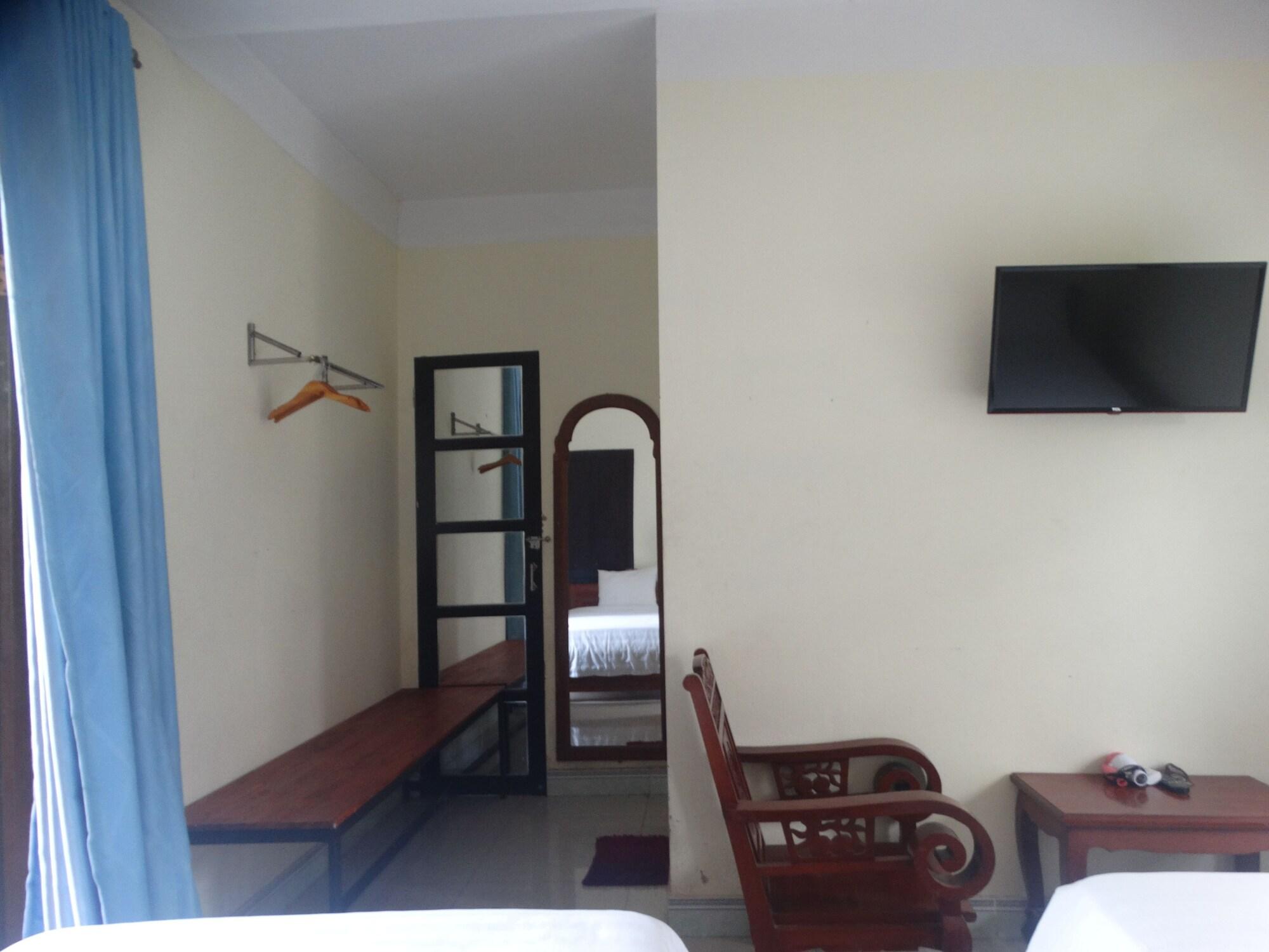 Yellow House Homestay Хойан Экстерьер фото