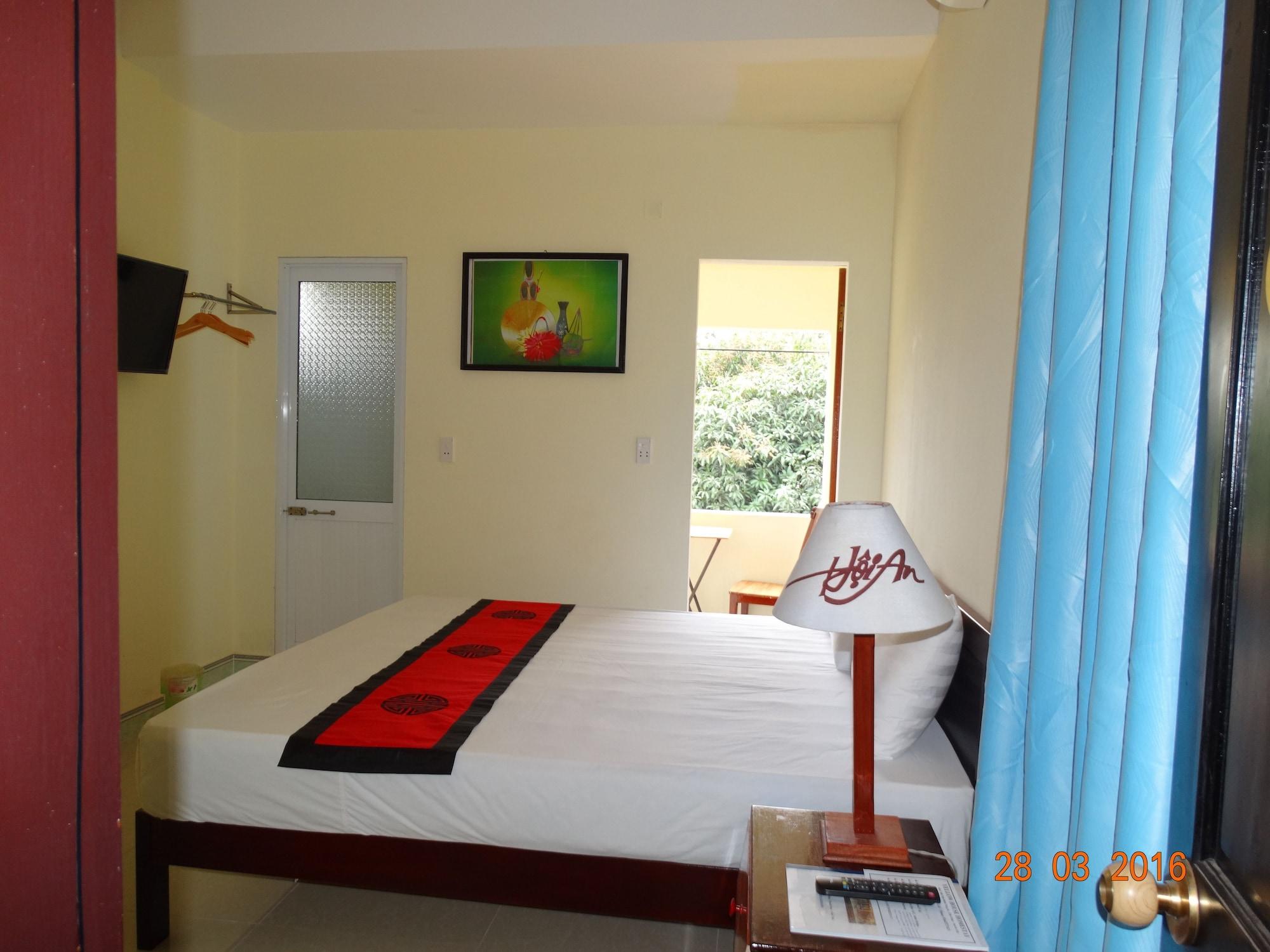 Yellow House Homestay Хойан Экстерьер фото