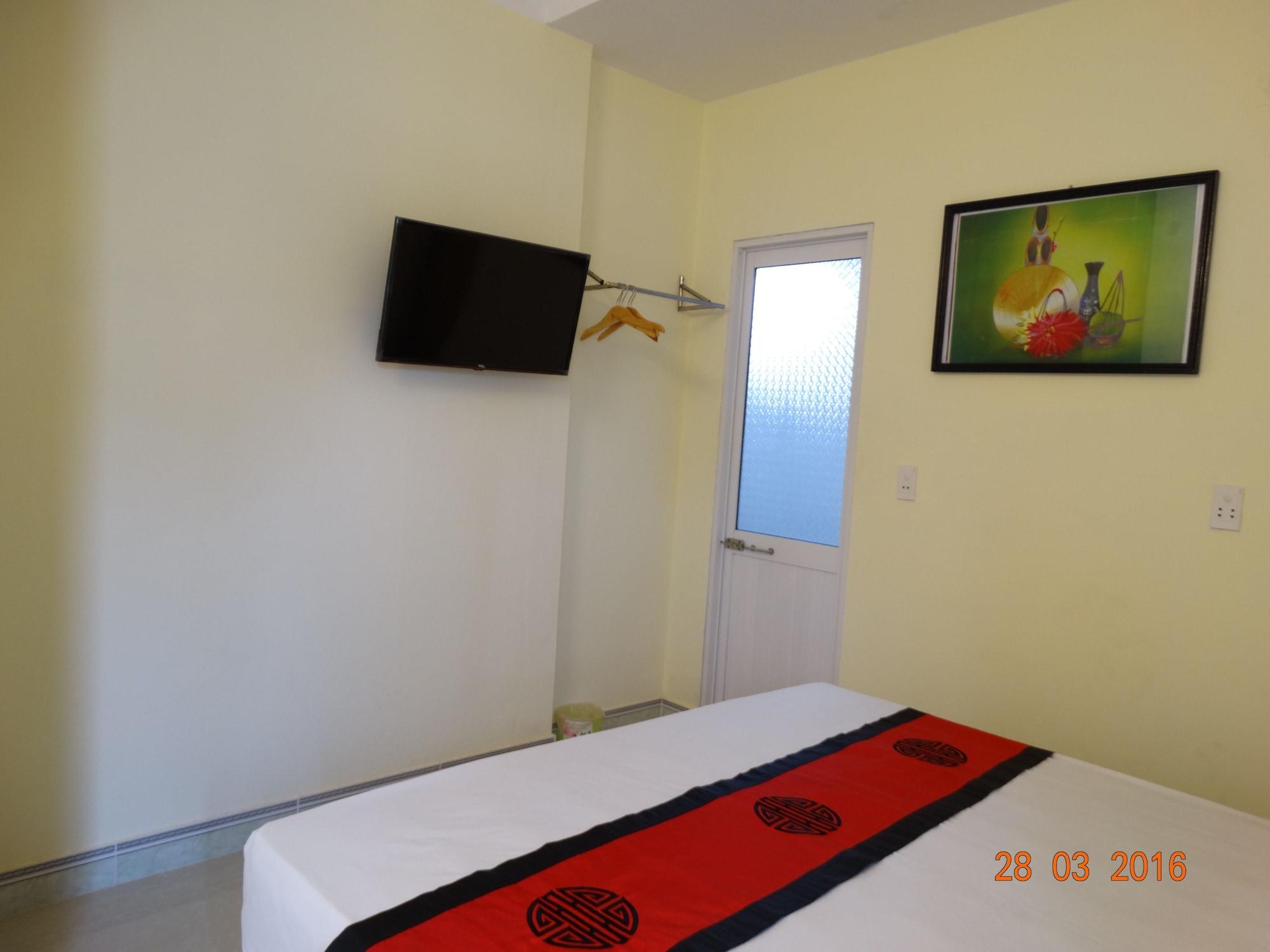 Yellow House Homestay Хойан Экстерьер фото
