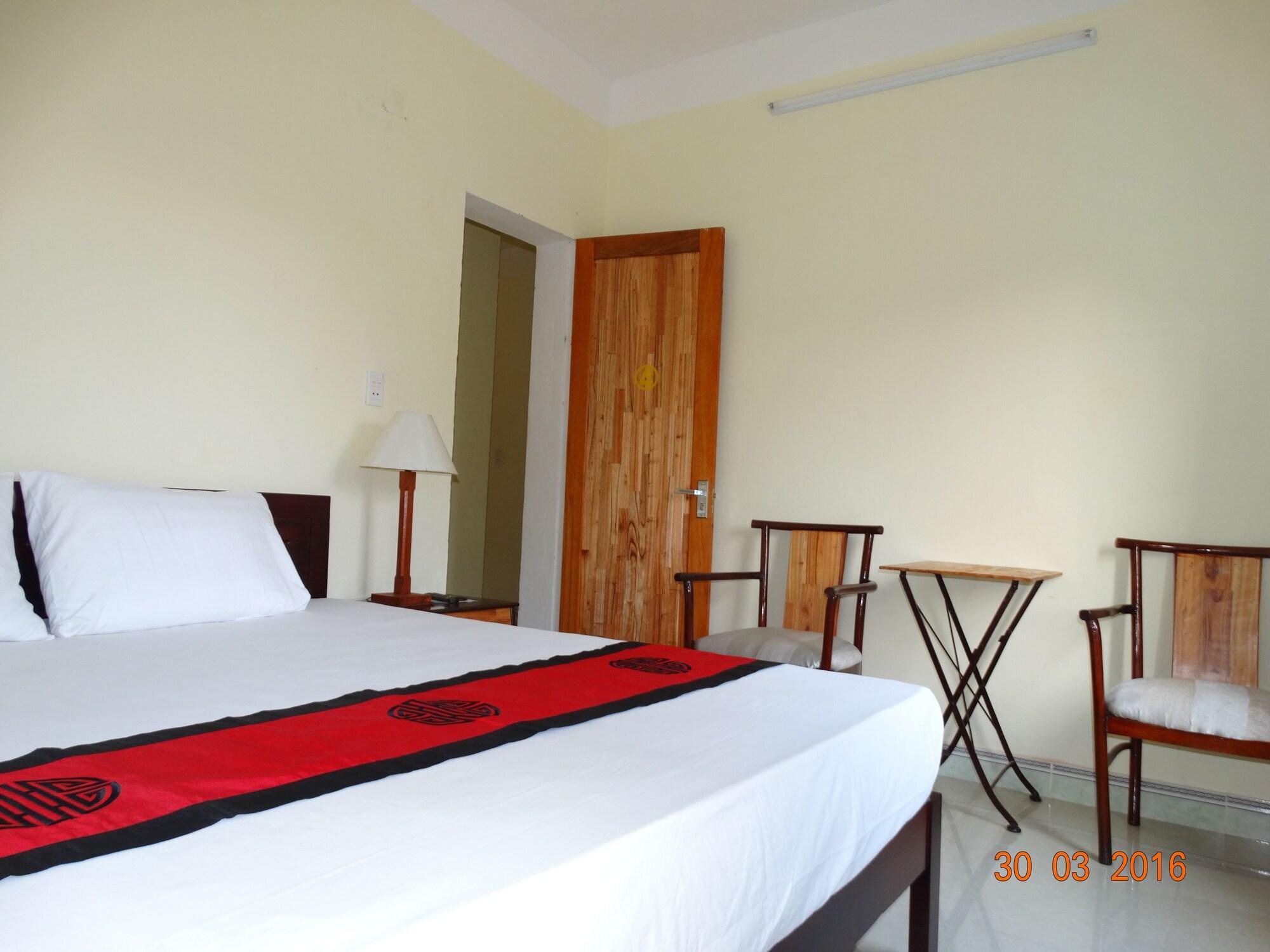 Yellow House Homestay Хойан Экстерьер фото
