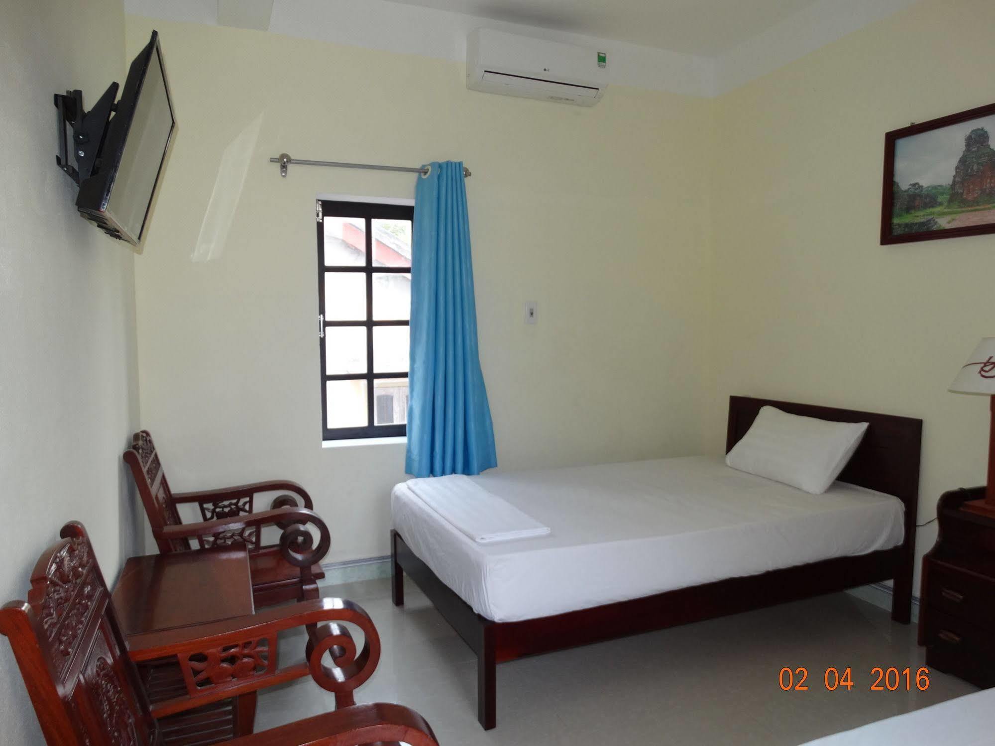 Yellow House Homestay Хойан Экстерьер фото
