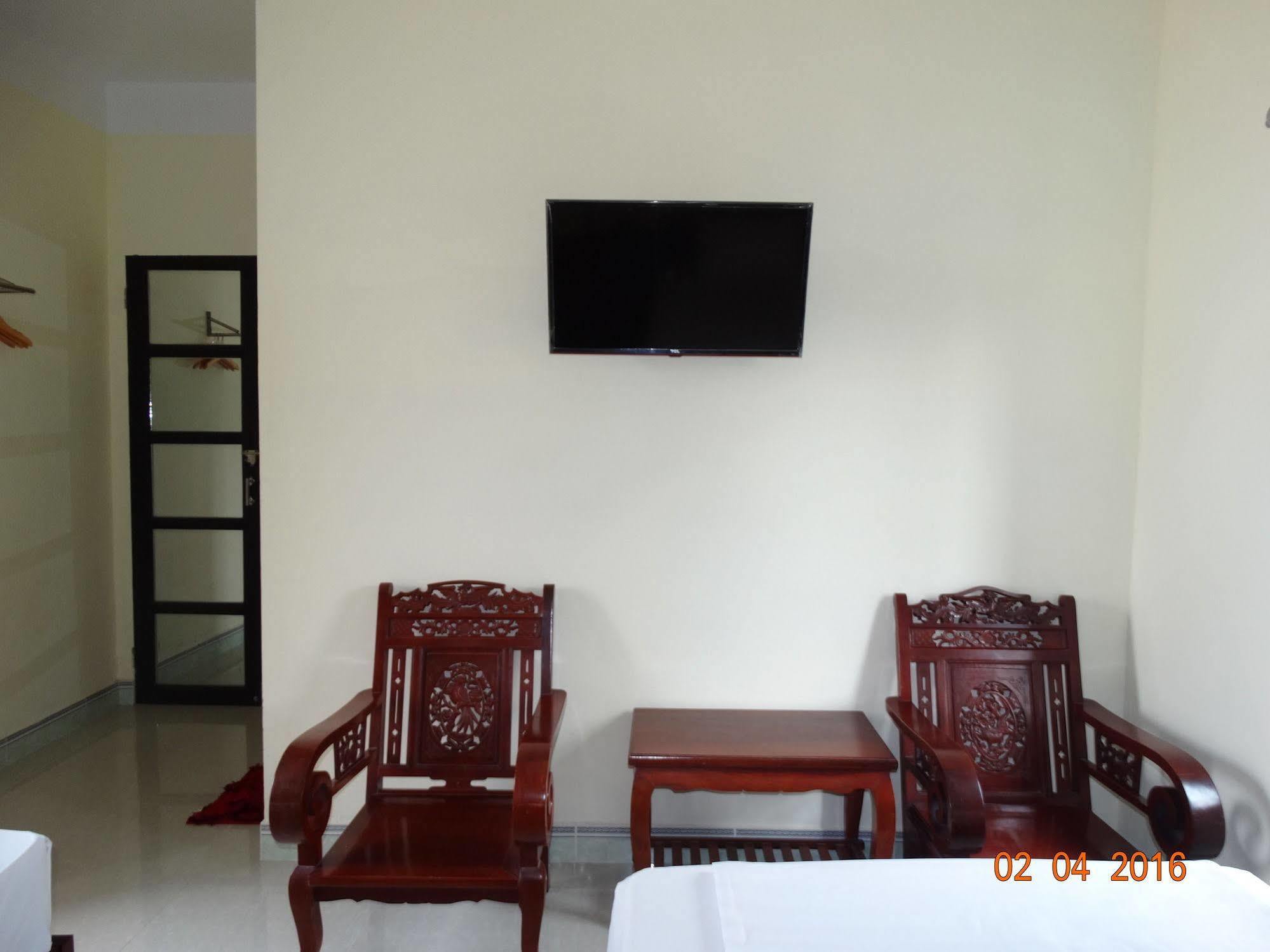 Yellow House Homestay Хойан Экстерьер фото