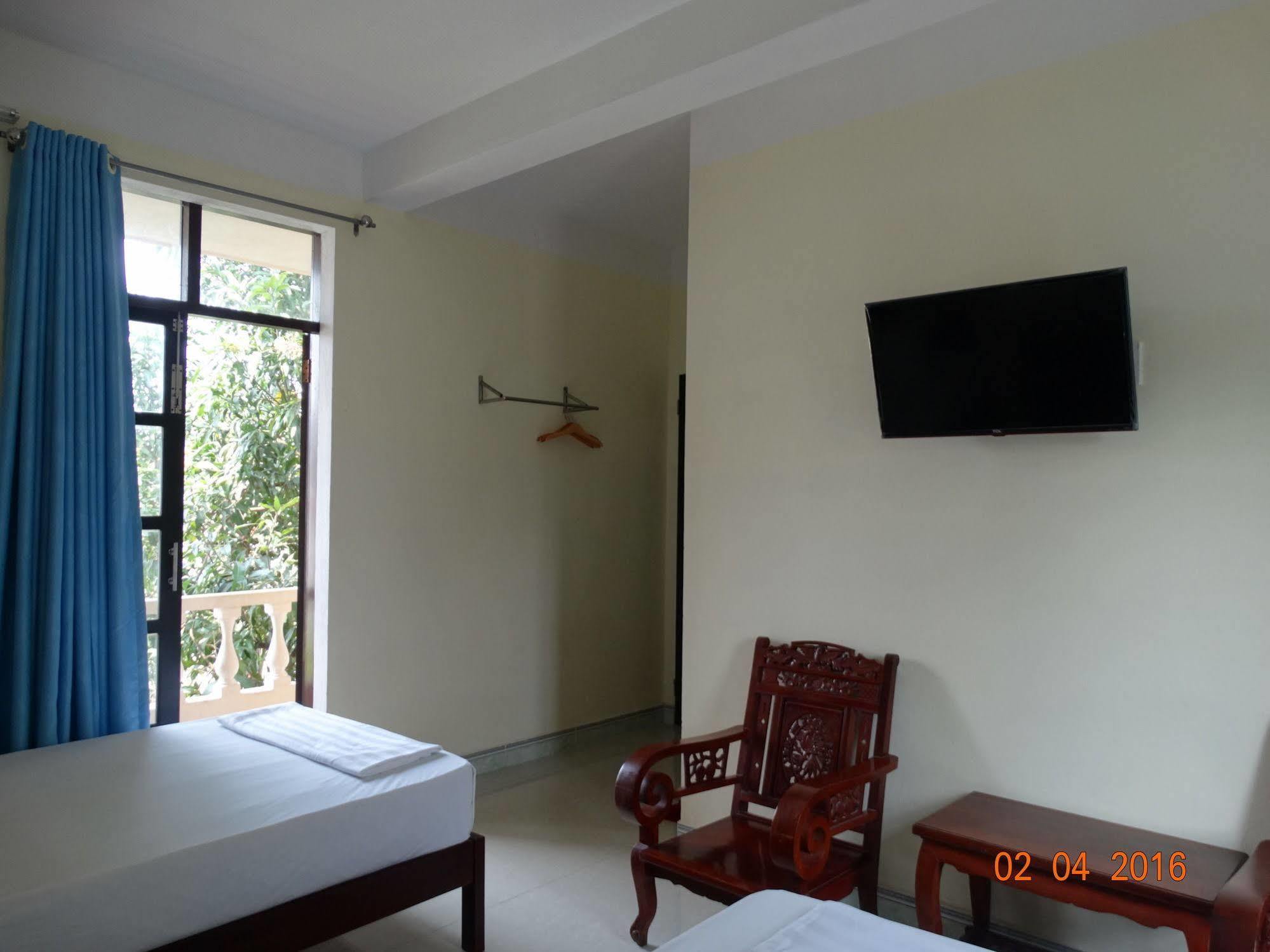 Yellow House Homestay Хойан Экстерьер фото