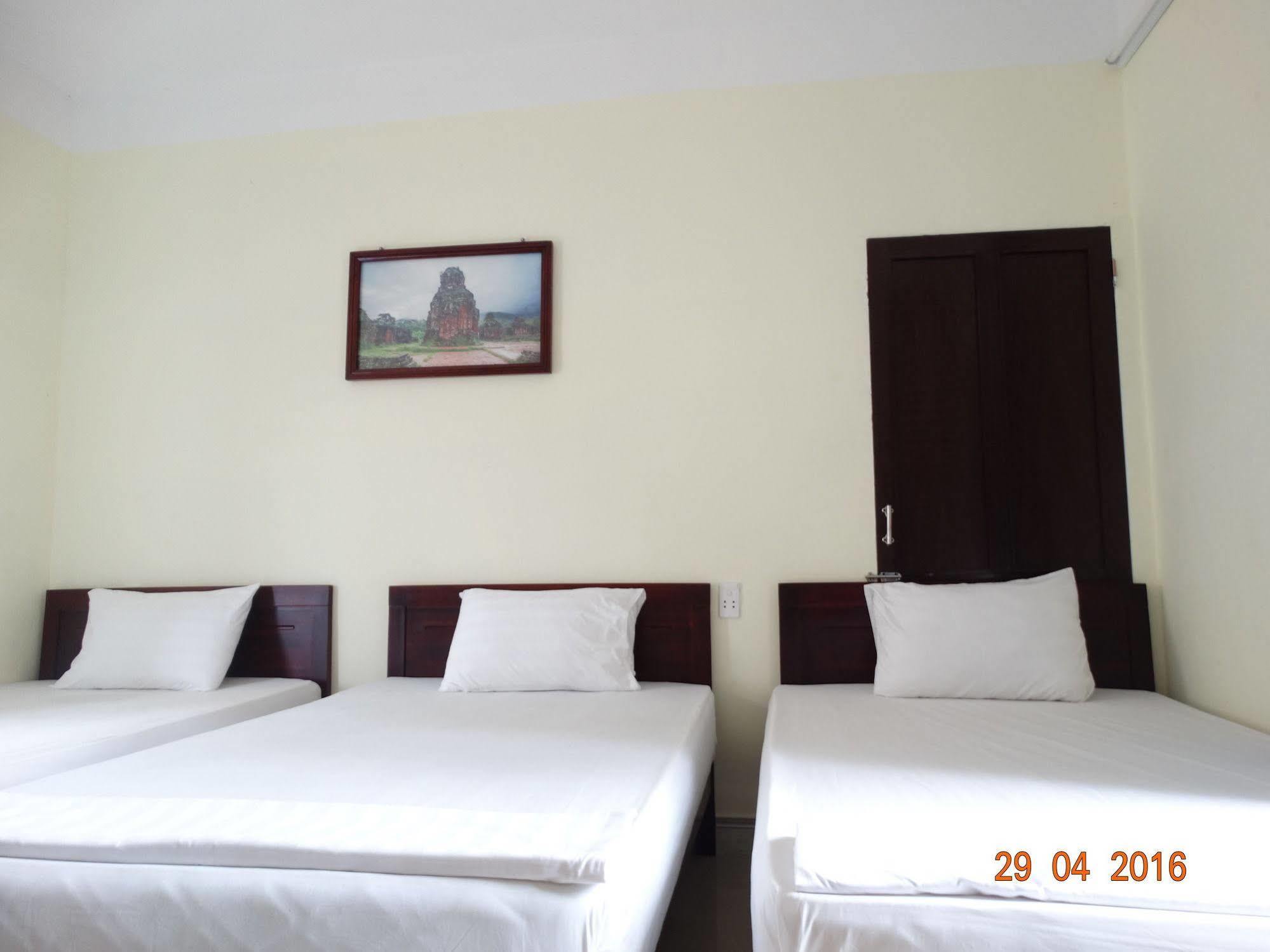 Yellow House Homestay Хойан Экстерьер фото