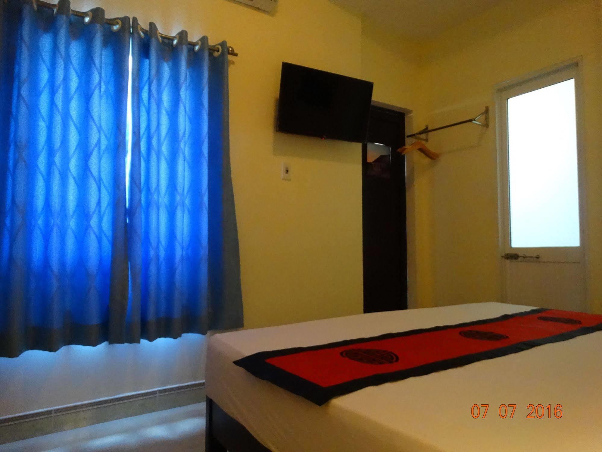 Yellow House Homestay Хойан Экстерьер фото
