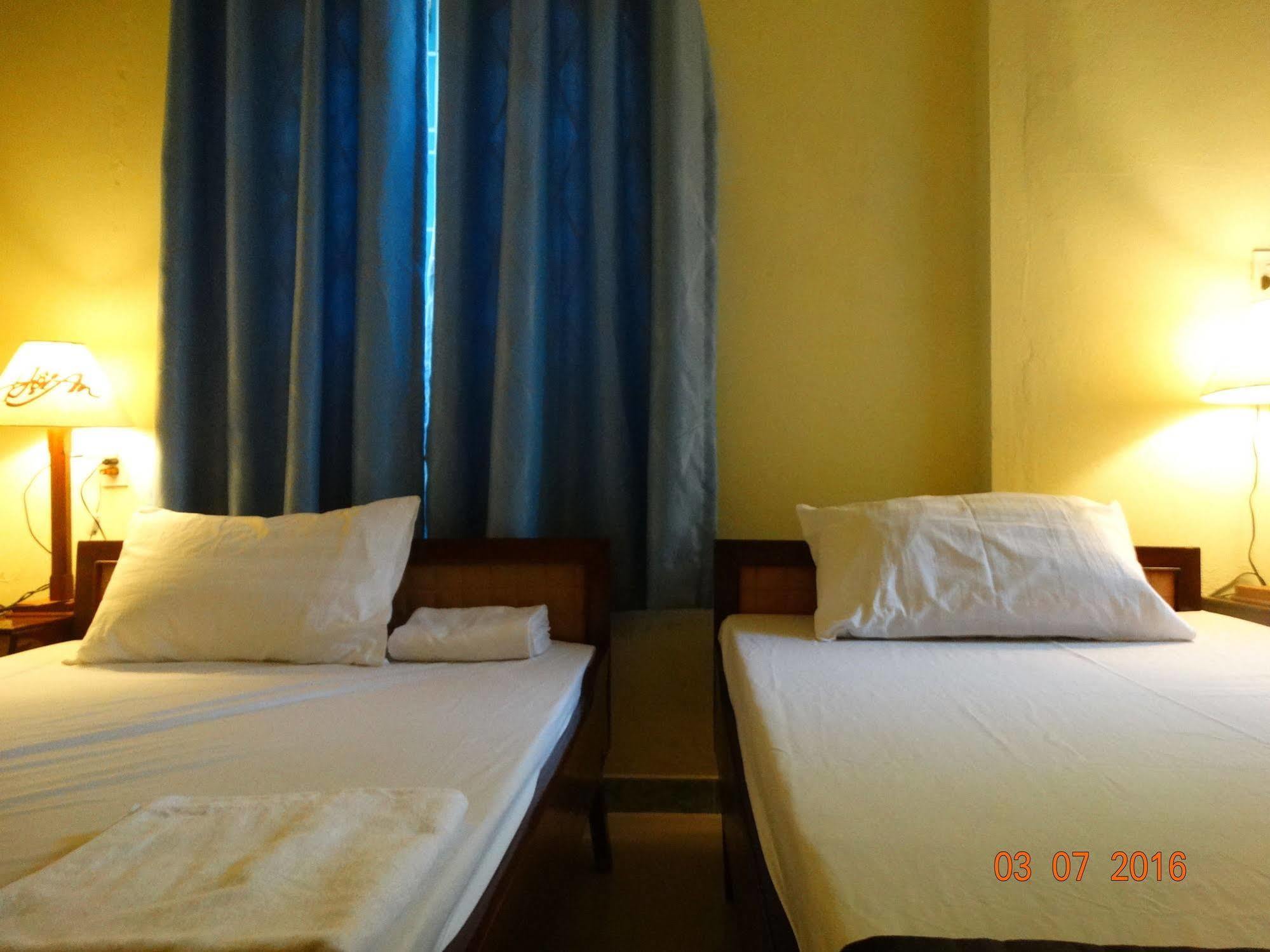 Yellow House Homestay Хойан Экстерьер фото