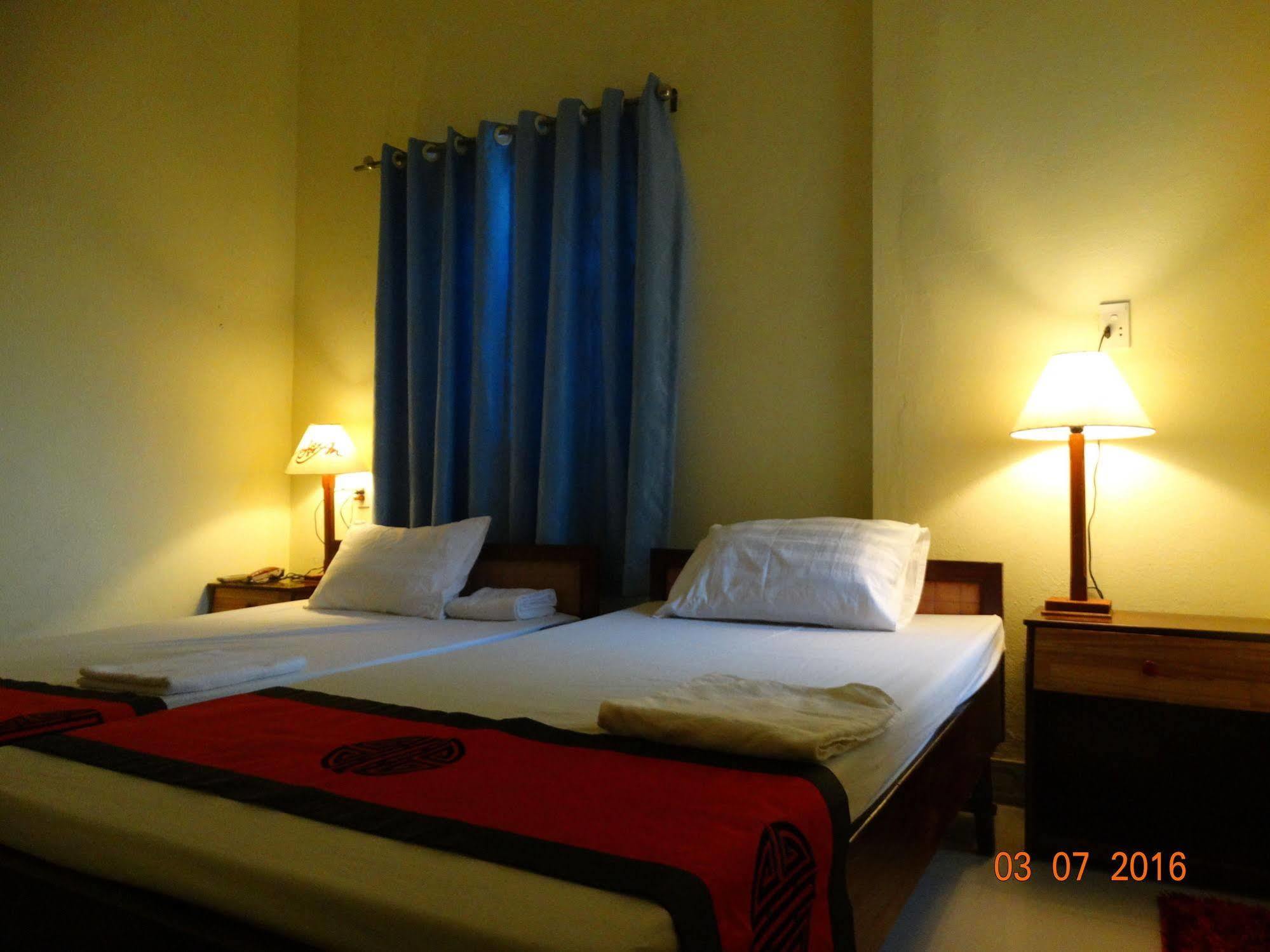 Yellow House Homestay Хойан Экстерьер фото