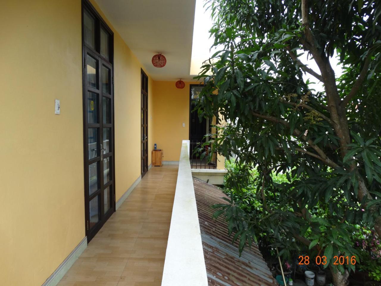 Yellow House Homestay Хойан Экстерьер фото